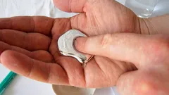 Věděli jste, že existuje kov, který se rozpouští v ruce? A není to trik.