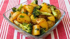 Krémová brokolice a brambory z jedné pánve: rychlý oběd, který vždy zabere