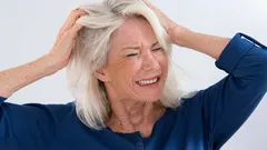 Proč vás po šedesátce svědí pokožka hlavy a co s tím můžete dělat, aniž byste museli vyzkoušet nespočet šamponů?