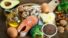 Zdravé tuky na talíři: ořechy, semínka, avokádo a ryby bez složité matematiky