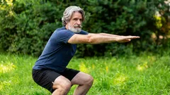 Jak hluboký by měl být váš dřep, abyste skutečně posílili a nešidili se s počty?